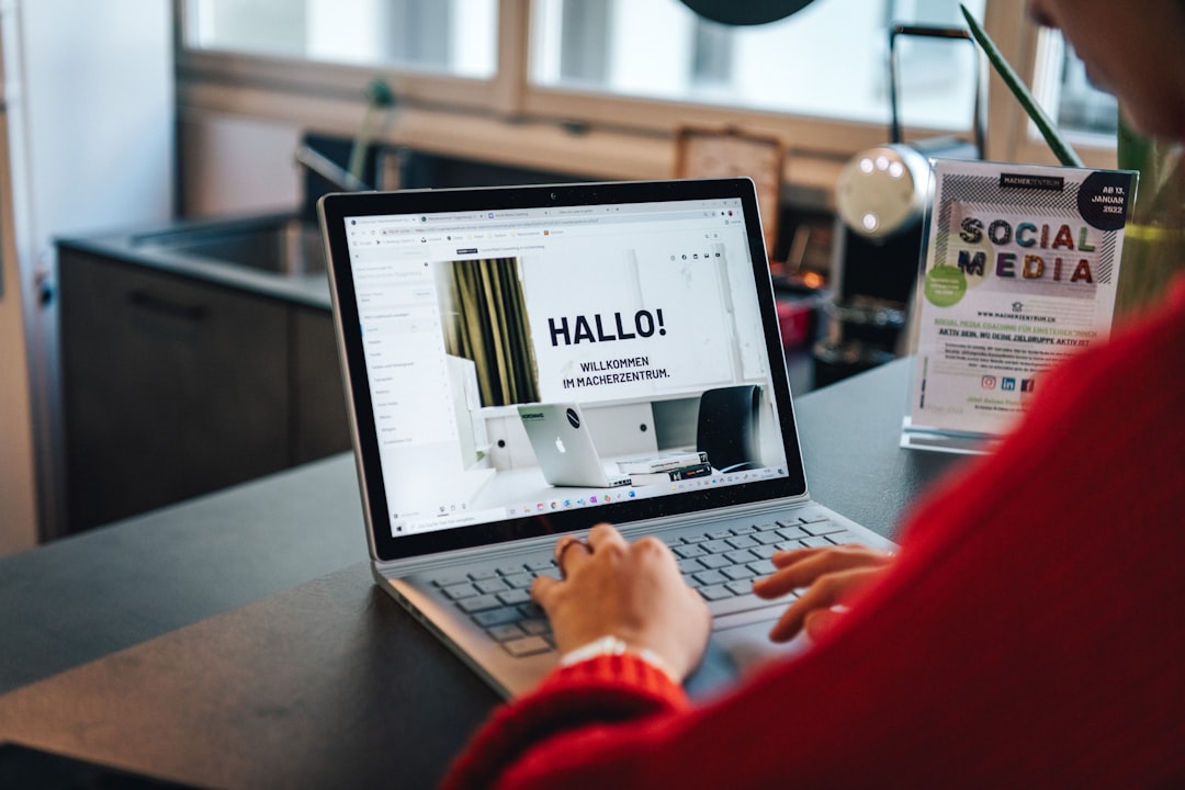 a person using a laptop — Foto: Coworking Macherzentrum Toggenburg / Unsplash