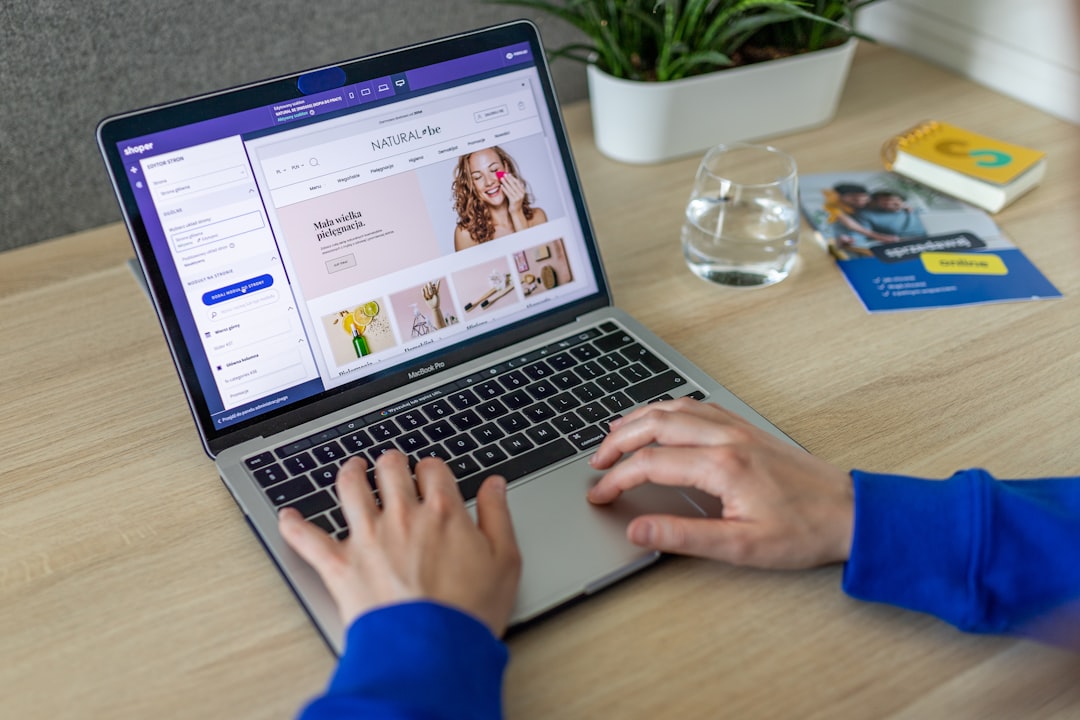 Hands typing on keyboard, changing online store design — Foto: Shoper / Unsplash
